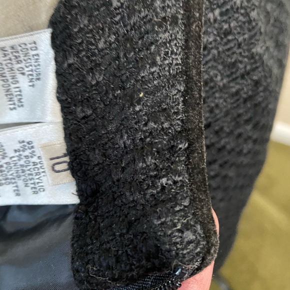 Jones New York suit size 10. Pristine. With velvet trim and delicate ruffle. - Picture 13 of 16